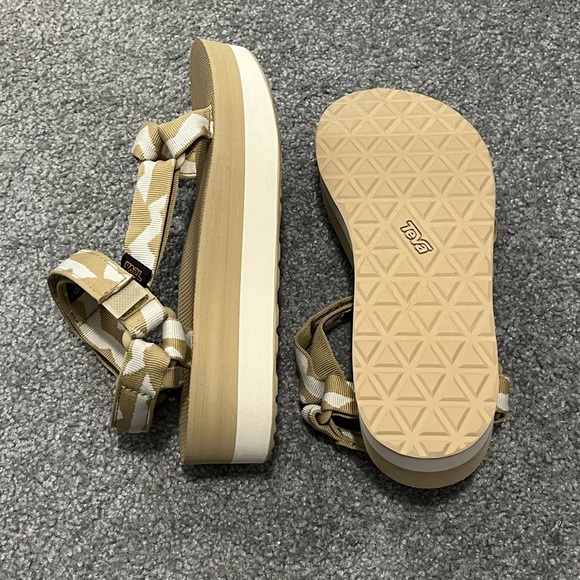 New & Unworn Teva Flatform Sandals - Picture 4 of 7